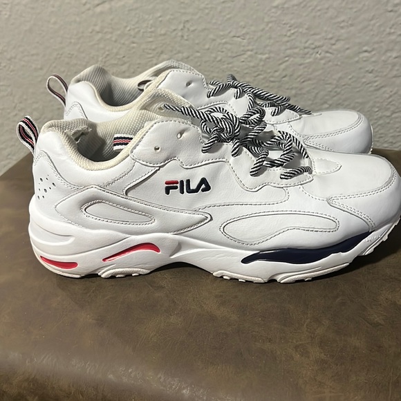 Men’s 10.5 FILA Disruptor II - Picture 1 of 5